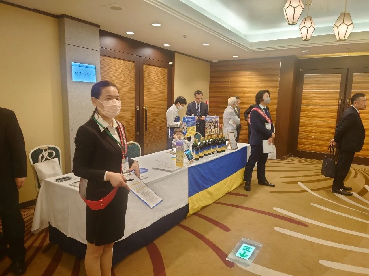私達もワイン販売のお手伝い。